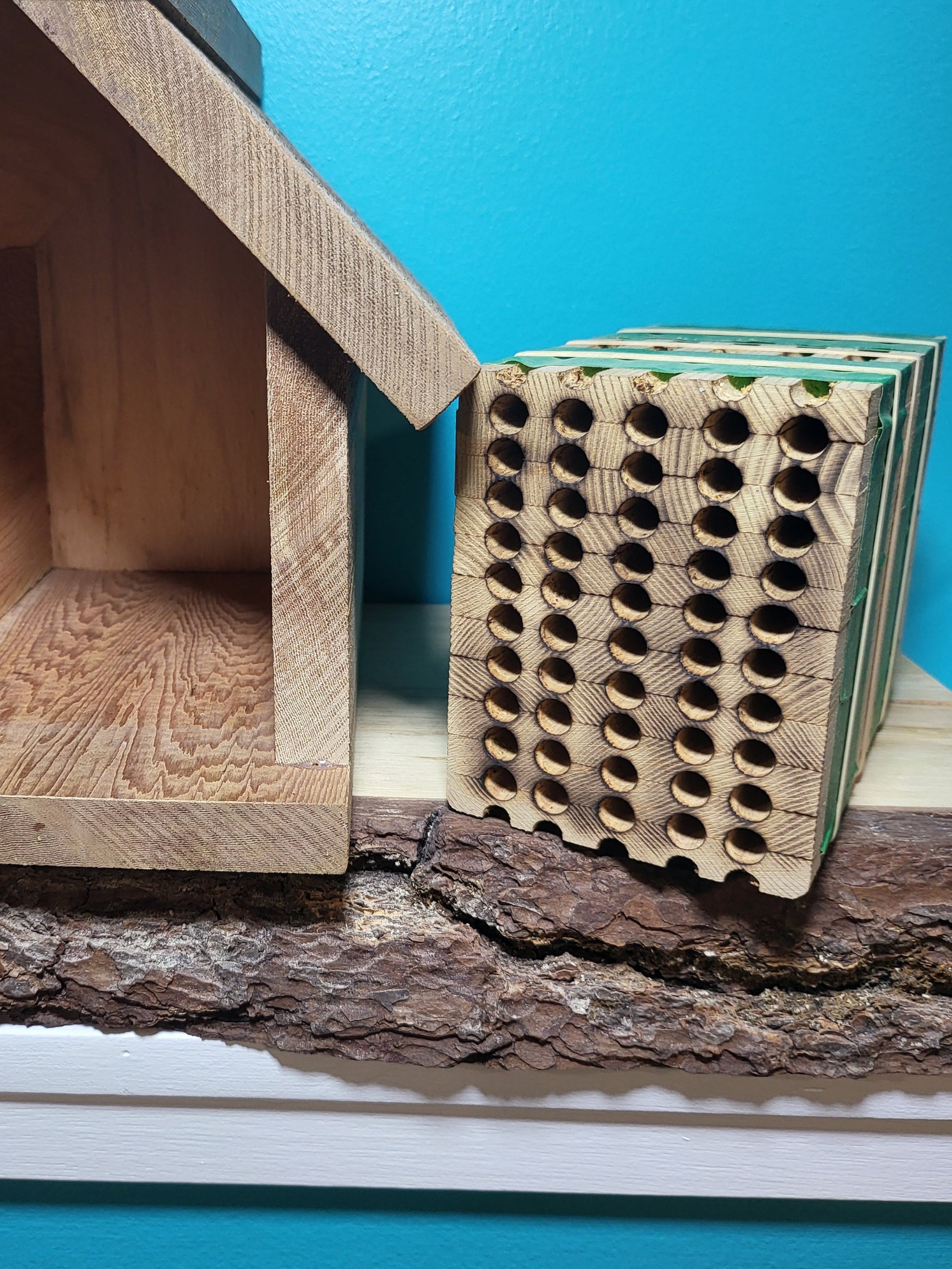 Premium replacement nesting block for Mason & Leafcutter bees. 100% hand-drilled & flame-treated. Disassemblable for easy cleaning. Fits Signature Bee Home.